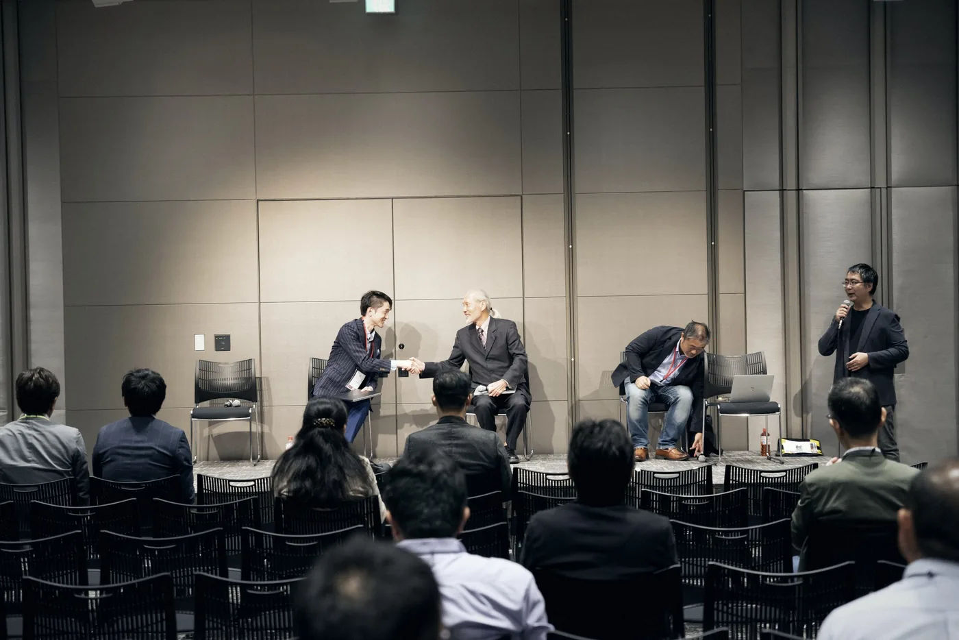 満席の会場のメインステージ全景
